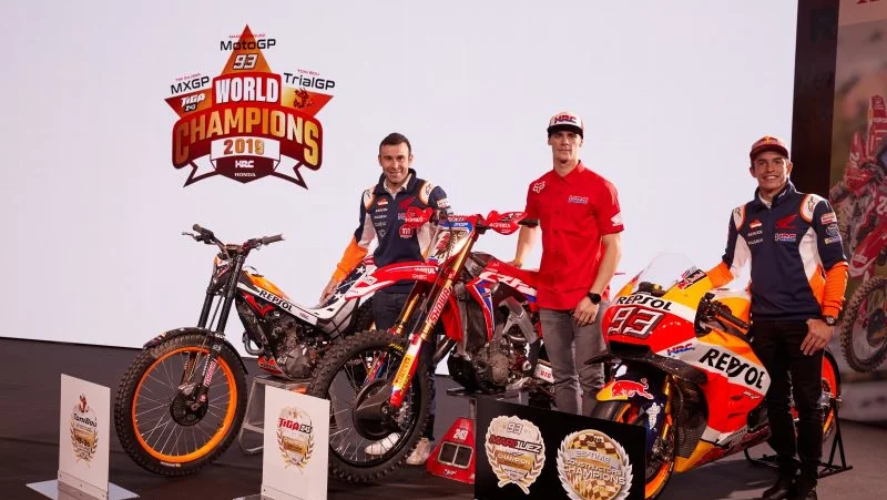 Fotografija: Hondini šampioni so se zbrali v Milanu (z leve): Toni Bou, Tim Gajser in Marc Marquez. FOTO: HRC