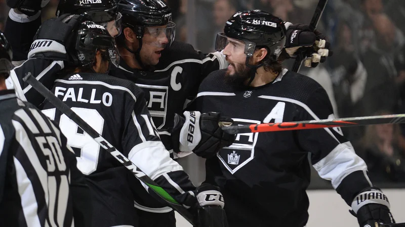 Fotografija: Slovenski hokejski zvezdnik Anže Kopitar (na sredini) je dosegel novo točko v NHL, potem ko je podal za zadetek Alexa Iafalla (levo). FOTO: Usa Today Sports