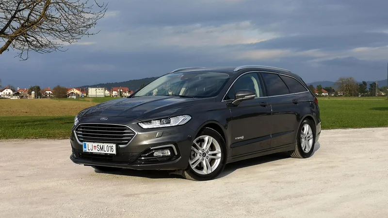 Fotografija: Da je pred vami hibridni mondeo, razkriva le napis na sprednjih vratih. Foto Gregor Pucelj