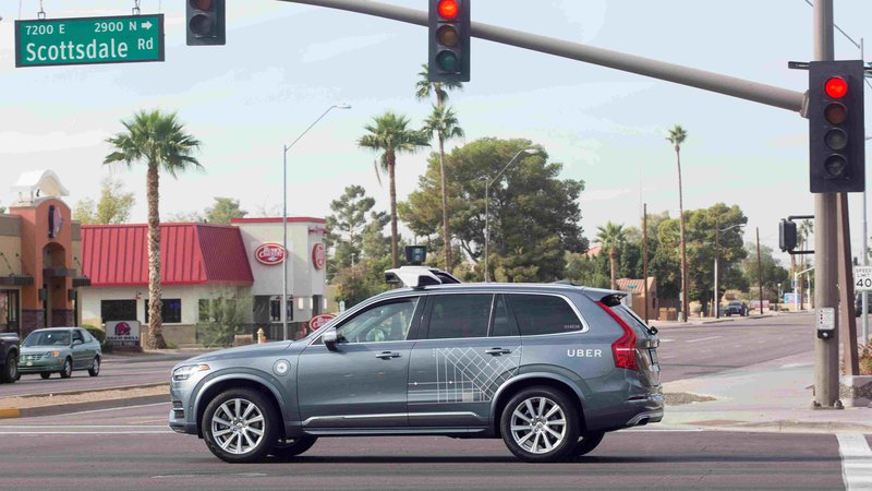 Fotografija: Pred nesrečo je Uber svoja avtonomna vozila lahko testiral na javnih cestah v Arizoni, po nesreči nič več. FOTO: Natalie Behring/Reuters