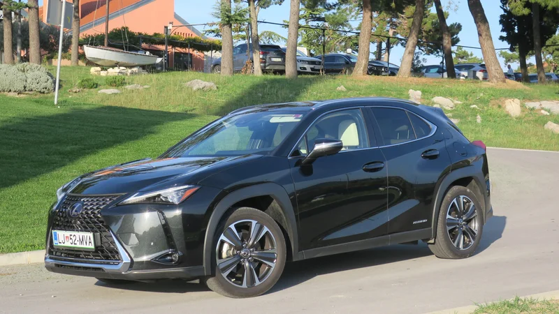 Fotografija: UX je všečen in kljub svoji majhnosti prvovrsten lexus, ki se zlahka kosa z ostalo premijsko ponudbo, na čelu z audijem Q3, mercedes-benzom GLA in volvom XC40. Foto Bruno Kuzmin