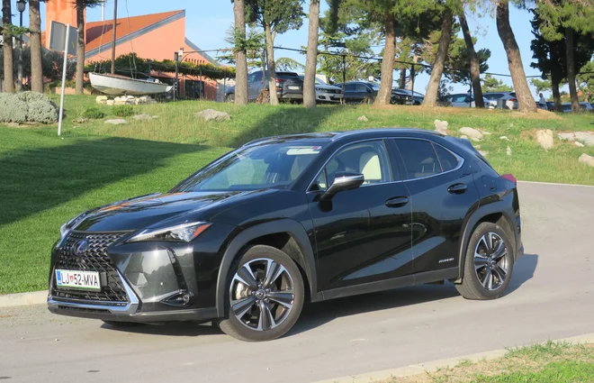 UX je všečen in kljub svoji majhnosti prvovrsten lexus, ki se zlahka kosa z ostalo premijsko ponudbo, na čelu z audijem Q3, mercedes-benzom GLA in volvom XC40. Foto Bruno Kuzmin