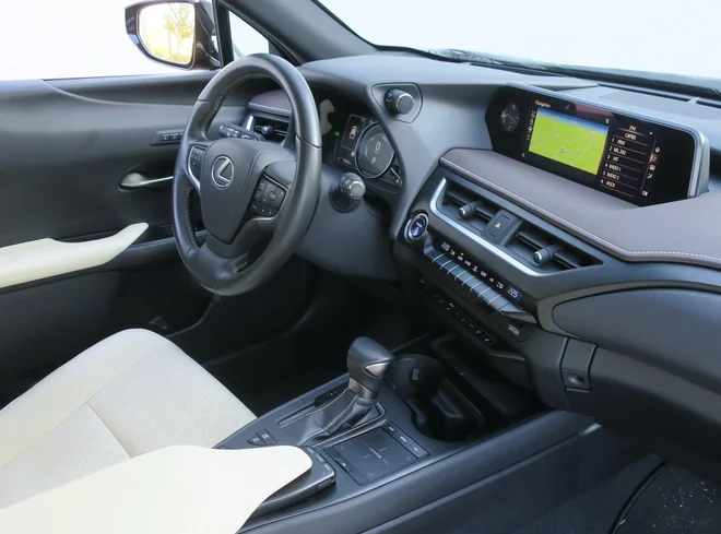 Najmanjši lexus stavi na športen položaj za volanom. Kdor išče bolj terensko pokončnega, bo težko prišel v tem primeru na svoj račun. Foto Bruno Kuzmin