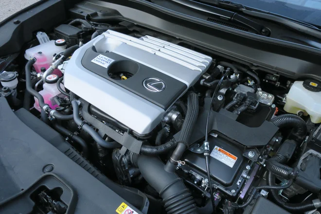 Sklop tvorijo 2-litrski bencinski štirivaljnik s turbo polnilnikom, dva elektromotorja in brezstopenjski samodejni planetni menjalnik. Skupna sistemska moč kW je dovolj za živahnost in zmerno porabo. Foto Bruno Kuzmin