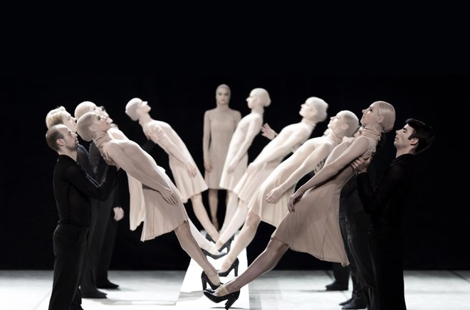 <em>Stabat mater</em> Edwarda Cluga iz leta 2014 v Operi in baletu SNG Maribor.<br />
Foto Tiberiu Marta