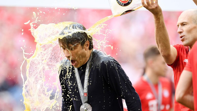 Fotografija: Maja si je Niko Kovač prislužil prho s šampionskim šampanjcem, pol leta pozneje pa milijone evrov za odstavitev. FOTO: AFP
