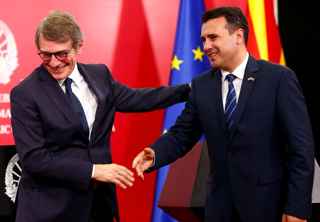 Predsednik evropskega parlamenta David Sassoli med srečanjem s severnomakedonskim premierom Zoranom Zaevom ta teden v Skopju. Foto Reuters