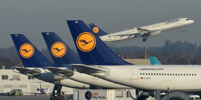 Družba je morala odpovedati 1300 letov. FOTO: Christof Stache/AFP
