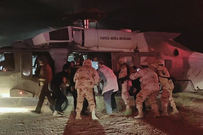 Mehiška vojska in reševalci peljejo pet preživelih v bolnišnico. FOTO: Zdravstveni sekretariat države Sonora/AFP