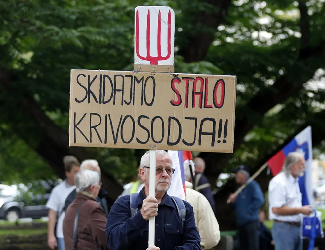 Podporniki Janeza Janše pred ljubljanskim sodiščem so oktobra leta 2014 takole protestirali FOTO: Aleš Černivec