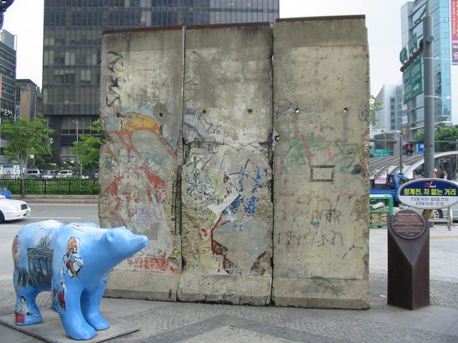 Kaj naj berlinski zid na Korejskem polotoku predstavlja drugega kot upanje na združitev obeh Korej? FOTO: Reuters