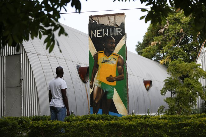 Berlinski župan je simbol podaril šprinterju Usainu Boltu za njegov izjemni uspeh oziroma njegovo premagovanje »zidov«. FOTO: Reuters