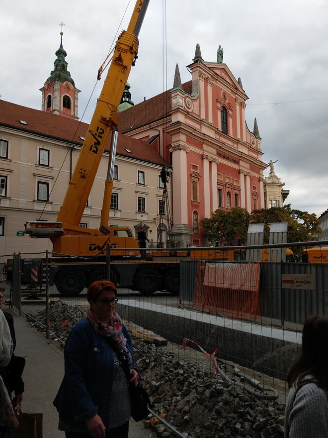 Kamnit podstavek za klop so s tovornjaka prestavili z dvigalom. FOTO: Aleš Stergar/Delo
