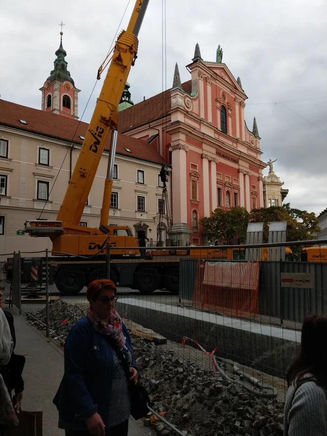 Kamnit podstavek za klop so s tovornjaka prestavili z dvigalom. FOTO: Aleš Stergar/Delo