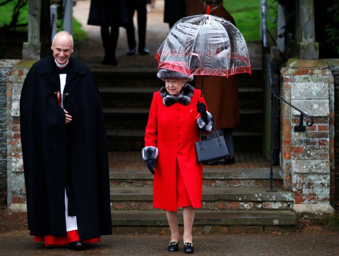 Če bo kraljica imela obveznosti v zelo hladnem vremenu, bo odslej nosila umetno krzno. A to ne pomeni, da bodo vse krznene dodatke nadomestili z umetnim ali da kraljica nikoli ne bo več nosila krzna.<br />
FOTO: Reuters