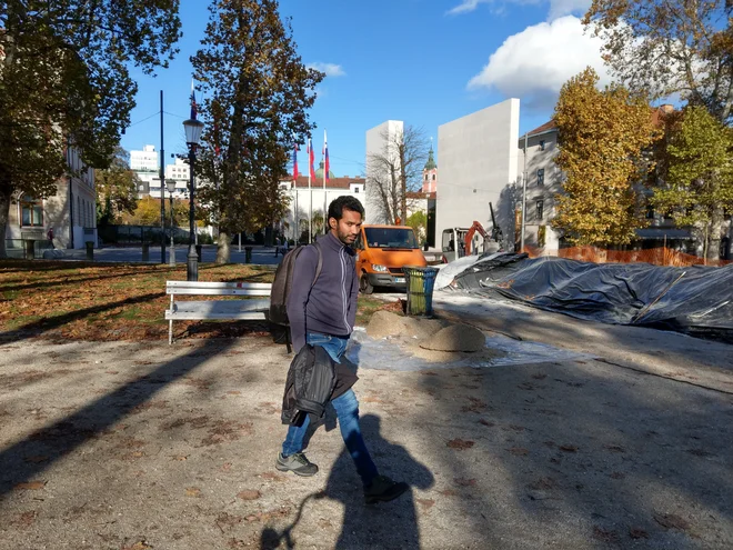 Delavci KPL urejajo poti na Kongresnem trgu. FOTO: Aleš Stergar/Delo