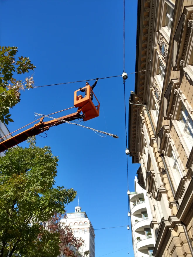 Praznično okraševanje Ljubljane. FOTO: Aleš Stergar/Delo