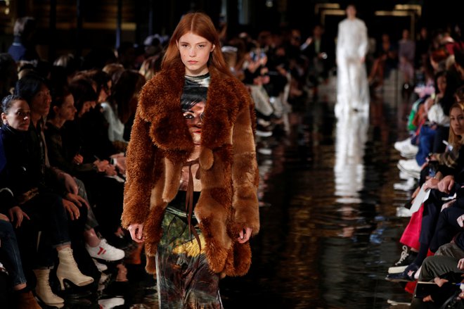 Proti naravnemu krznu so se že izrekle številne modne hiše, kot so Stella McCartney (na fotografiji modna revija lani v Parizu), Prada, Gucci, Ralph Lauren, Burberry, Versace in Armani.<br />
FOTO: Reuters