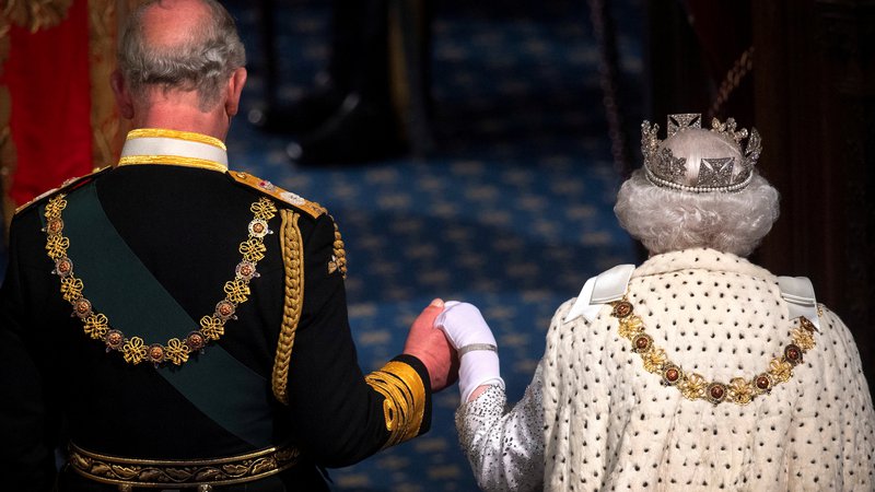 Fotografija: Britanska kraljica Elizabeta II. bo še vedno nosila krzno, ki ga ima, z njim pa so najpogosteje okrašena predvsem ceremonialna oblačila. Ogrinjalo iz hermelinovega krzna je že stoletja simbol kraljev in visokega statusa.
FOTO: Reuters