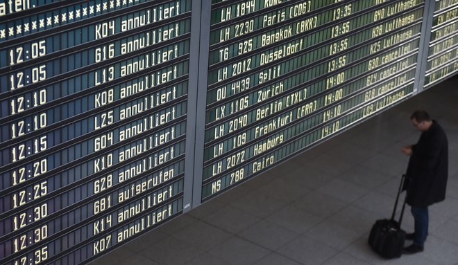 Kot so za <em>STA</em> pojasnili v družbi Fraport Slovenija, ki upravlja letališče Jožeta Pučnika, na Brniku včeraj popoldne še ni bil odpovedan noben let. FOTO: Christof Stache/AFP