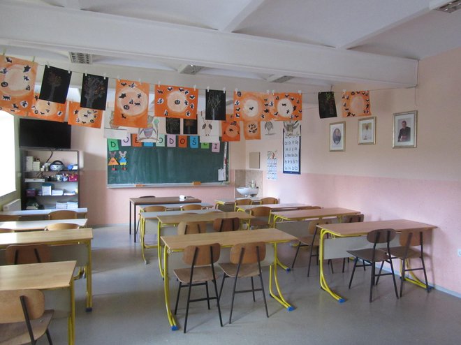 Učilnica v župnijskem Aninem domu je podobna tistim v šoli, saj so verske simbole umaknili. FOTO: Špela Kuralt/Delo