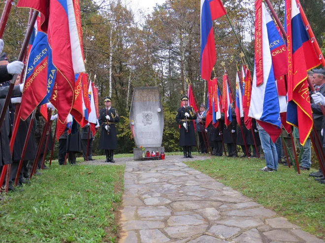 Poklon praproščakov in vojske. FOTO: Bojan Rajšek/Delo