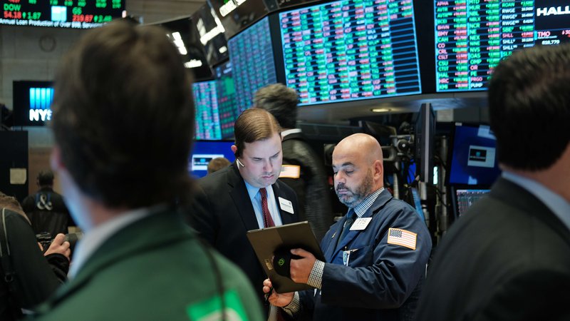 Fotografija: Analitiki pričakujejo, da bo proti koncu leta razpoloženje na borznih trgih pozitivno. FOTO: AFP