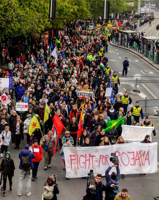 Turškega predsednika je na ulicah madžarskega glavnega mesta pričakalo več sto demonstrantov, ki so protestirali proti turškega posredovanju v Siriji. Foto Afp