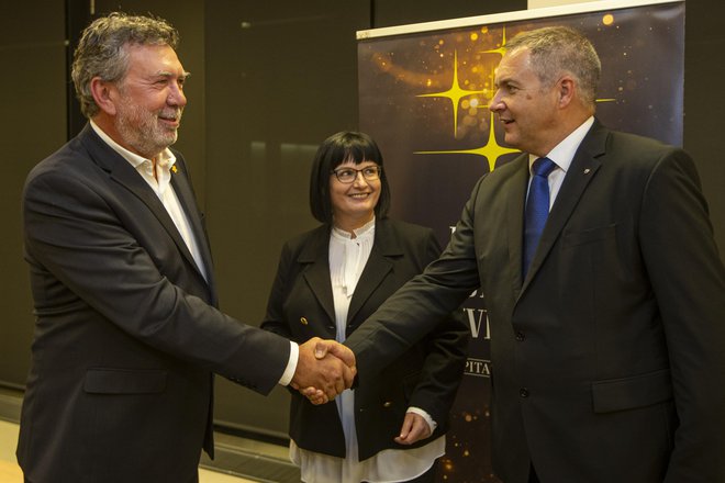 Direktorju podjetja Marinu Furlanu sta čestitala predsednik državnega zbora Dejan Židan in glavna direktorica Dela Nataša Luša. FOTO: Voranc Vogel