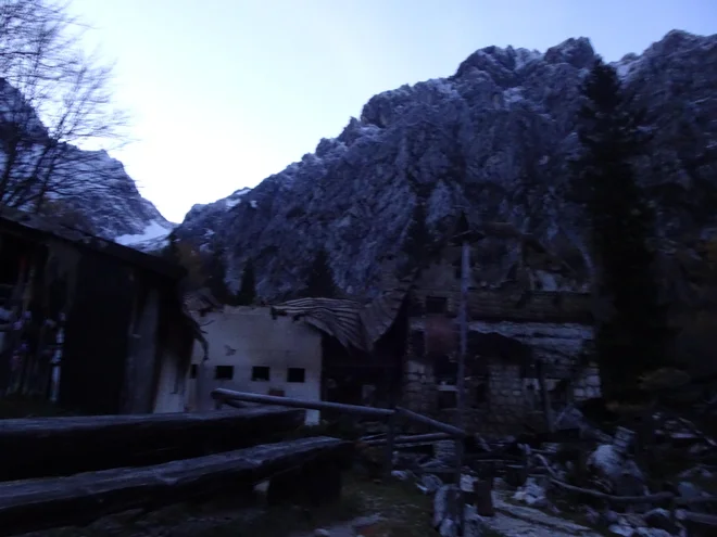 Koča je pogorela. FOTO: Brane Povše