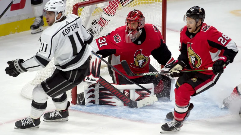 Fotografija: Anže Kopitar niza podaje. FOTO: Marc Desrosiers/Reuters