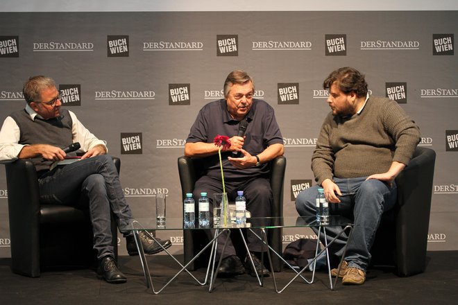 Jančar med pogovorom na odru časnika <em>Der Standard</em>, levo od njega novinar Wolfgang Popp, desno pravajalec Aleksander Studen-Kirchner. Foto Igor Bratož