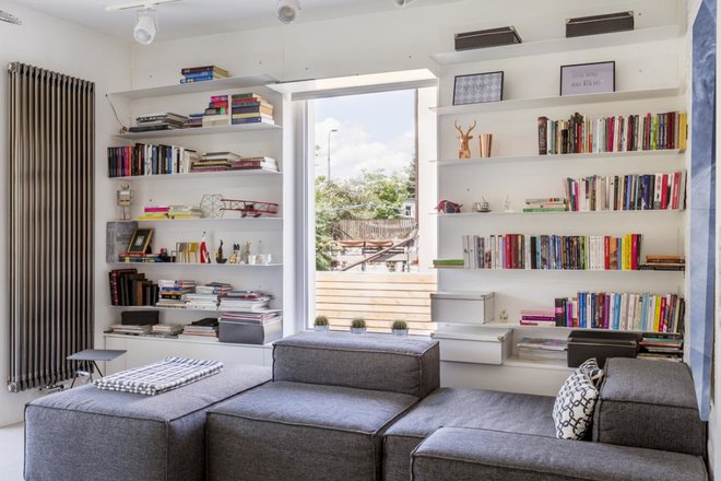 Ne glede na slog opreme je knjige vedno mogoče umestiti v prostor. Foto Shutterstock