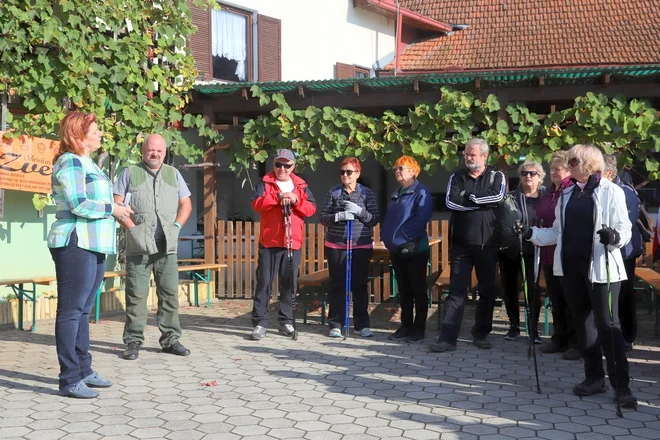 Kakor je v navadi, ali pa tudi ne, smo bil najprej deležni nagovora »oštarđaškinje« oz. lastnice okrepčevalnice. Foto Dušan Dundek