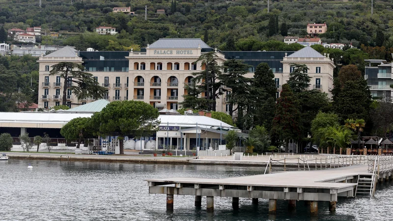 Fotografija: Hotel Kempinski Palace je bil do zdaj brez lastne plaže. Njihovi gostje so uporabljali plažo hotelov LifeClass Portorož. FOTO: Aleš Černivec