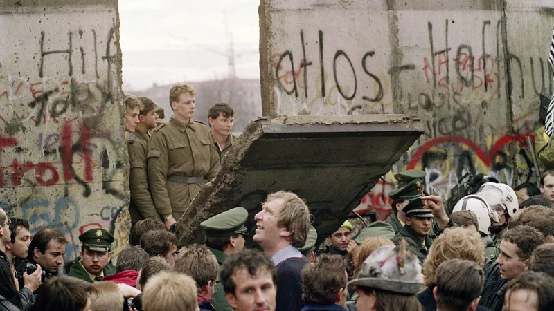 Fotografija: Morda se zdi paradoksalno, vendar se Orbán in stranka, kot je Levica, strinjata, da je bil izvorni greh leta 1989 sledenje zahodnemu modelu evropskosti. FOTO: Gerard Malie/AFP