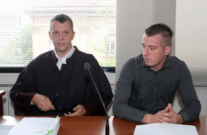 Žiga Valjavec na prejšnjem naroku, ko ga je zastopal še odvetnik Boris Kanduti. FOTO: Igor Mali