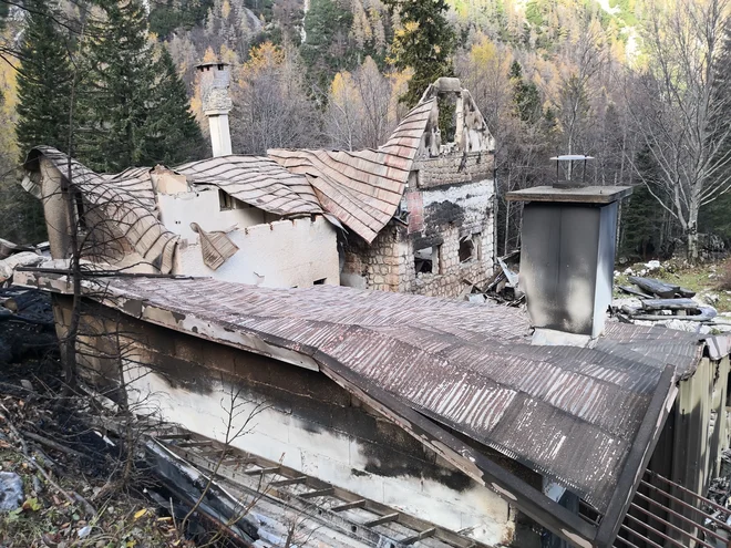 Pogorišče na Okrešlju je zelo nevarno, opozarjajo policisti in poudarjajo, da je dostop do pogorišča onemogočen. FOTO: Rock Ošep