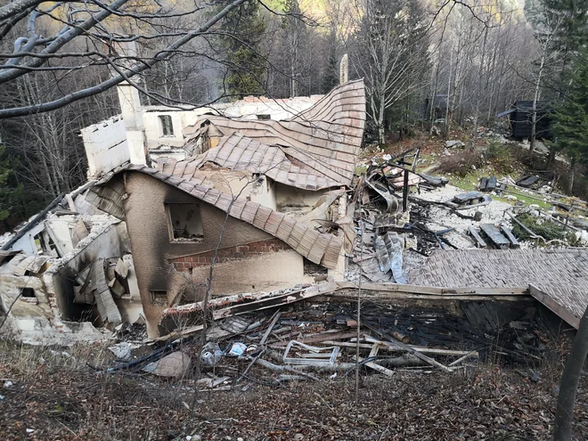 Pogorišče na Okrešlju bodo preiskovali v prihodnjih dneh, škode je za okoli pol milijona evrov. FOTO: Rock Ošep