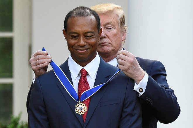 Čestitam za neverjetno vrnitev v športno areno, odlično kariero, predvsem pa ker ste ljubiteljem športa omogočili toliko lepih spominov, je Trump dejal Woodsu, ko mu je podelil predsedniško medaljo svobode. FOTO: Clodagh Kilcoyne/Reuters