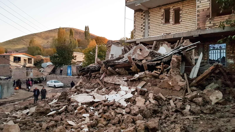 Župan <strong>Mohammad Reza Pourmohammadi</strong> je potrdil, da je porušenih vsaj 30 hiš, poškodovanih pa je najmanj 400 hiš. FOTO: Mohammad Zeinali/AFP