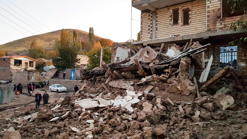 Fotografija: Župan Mohammad Reza Pourmohammadi je potrdil, da je porušenih vsaj 30 hiš, poškodovanih pa je najmanj 400 hiš. FOTO: Mohammad Zeinali/AFP