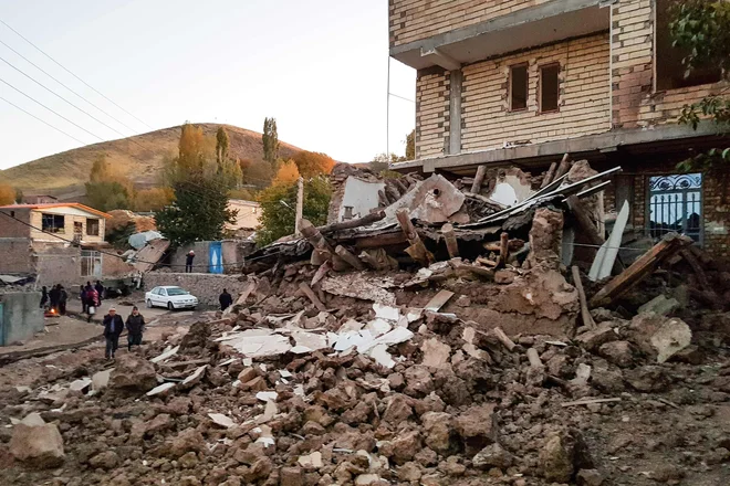 Župan <strong>Mohammad Reza Pourmohammadi</strong> je potrdil, da je porušenih vsaj 30 hiš, poškodovanih pa je najmanj 400 hiš. FOTO: Mohammad Zeinali/AFP