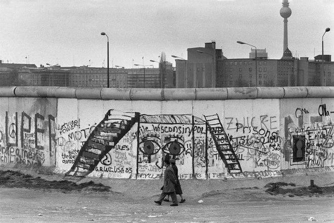 Več kot 600 segmentov berlinskega zidu je po vsem svetu: v 60 državah, na vseh celinah, na ogled je v vsaj 150 spominskih obeležjih. FOTO: Afp<br />
<br />
<br />
 