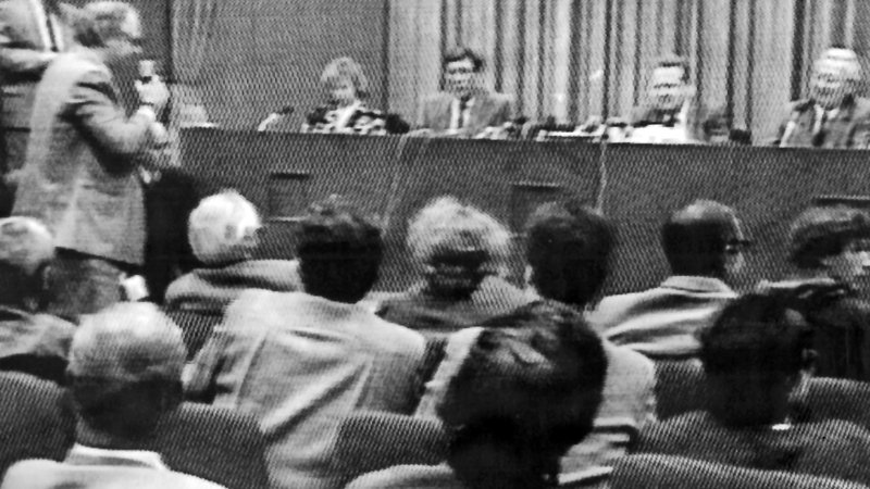 Fotografija: Tiskovna konferenca, po kateri Nemčija ni bila več ista. 9. november 1989, za govorniškim odrom Günter Schabowski. Peter Brinkmann stoje zastavlja ključno vprašanje. Foto Osebni Arhiv P. Brinkmanna