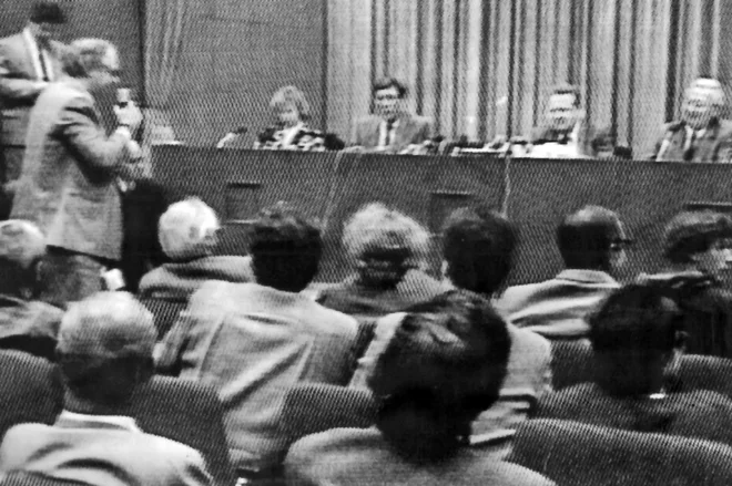 Tiskovna konferenca, po kateri Nemčija ni bila več ista. 9. november 1989, za govorniškim odrom Günter Schabowski. Peter Brinkmann stoje zastavlja ključno vprašanje. Foto Osebni Arhiv P. Brinkmanna