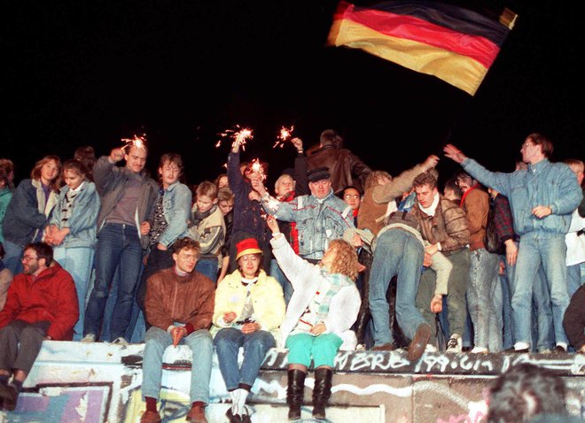 11. november leta 1989 v Berlinu - mladi praznujejo padec zidu. FOTO: Str Afp