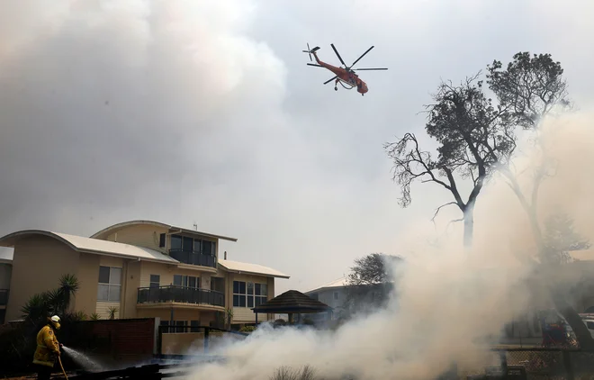 Nekateri požari so ustvarili goste oblake, pirokumuluse, ki so zagrnili celotna mesta. FOTO: Stringer Reuters