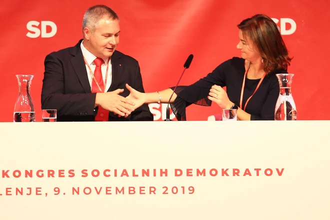 Iz Velenja s kongresa SD njeni predstavniki pozivajo premiera k čimprejšnjemu pogovoru o tem, kako bo šla njegova koalicija naprej. FOTO: Tomi Lombar/Delo
