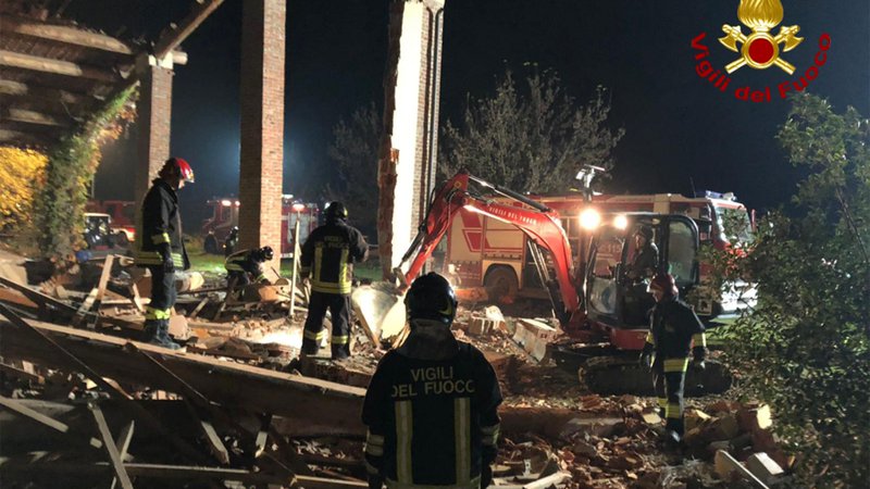 Fotografija: Gospodarski objekt sta v noči s ponedeljka na torek uničili dve eksploziji, za gasilce je bila usodna druga. FOTO: AFP